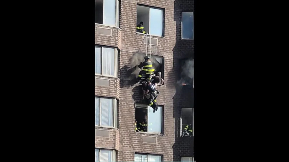 Imagen del rescate de los bomberos en un incendio de un bloque de edificios de Nueva York