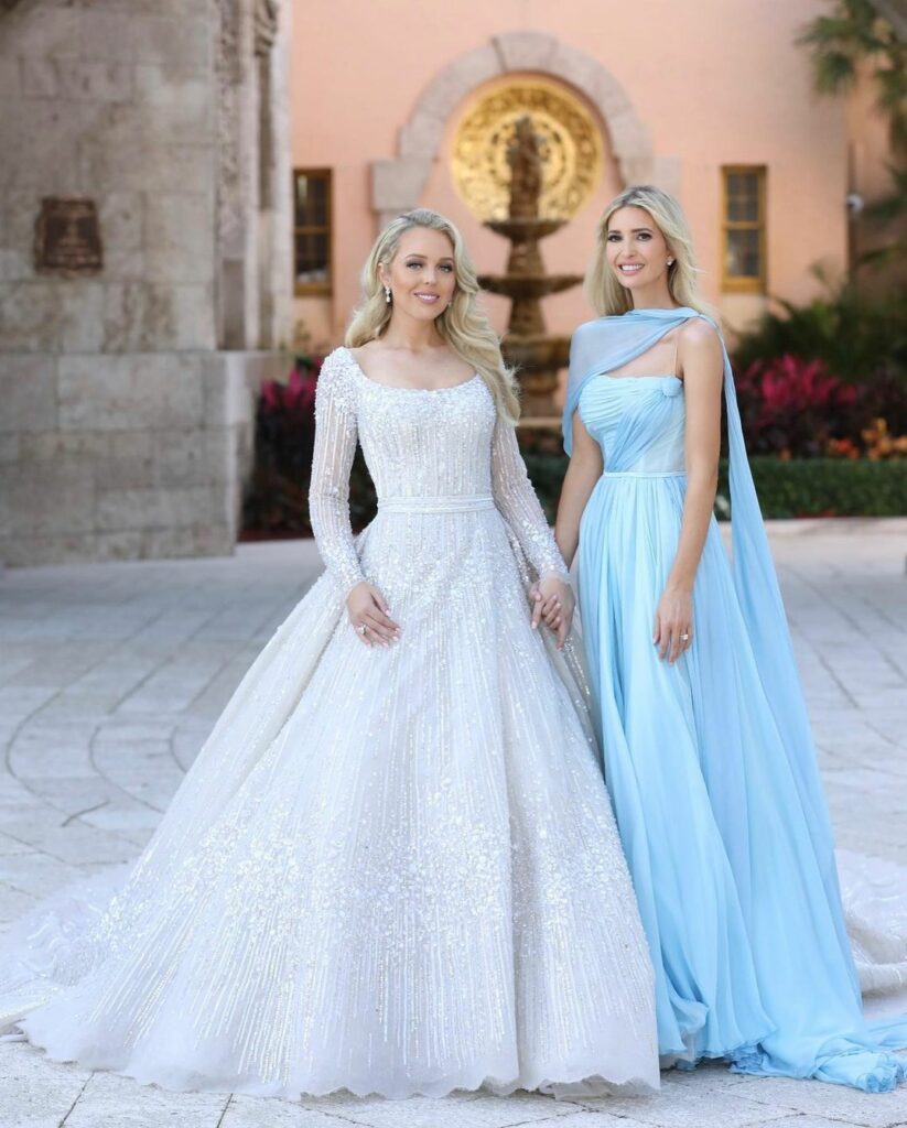 La novia Tiffany Trump, con su hermana Ivanka