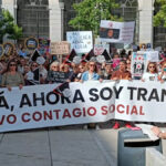 Manifestación de familias que piden prudencia ante la Ley Trans