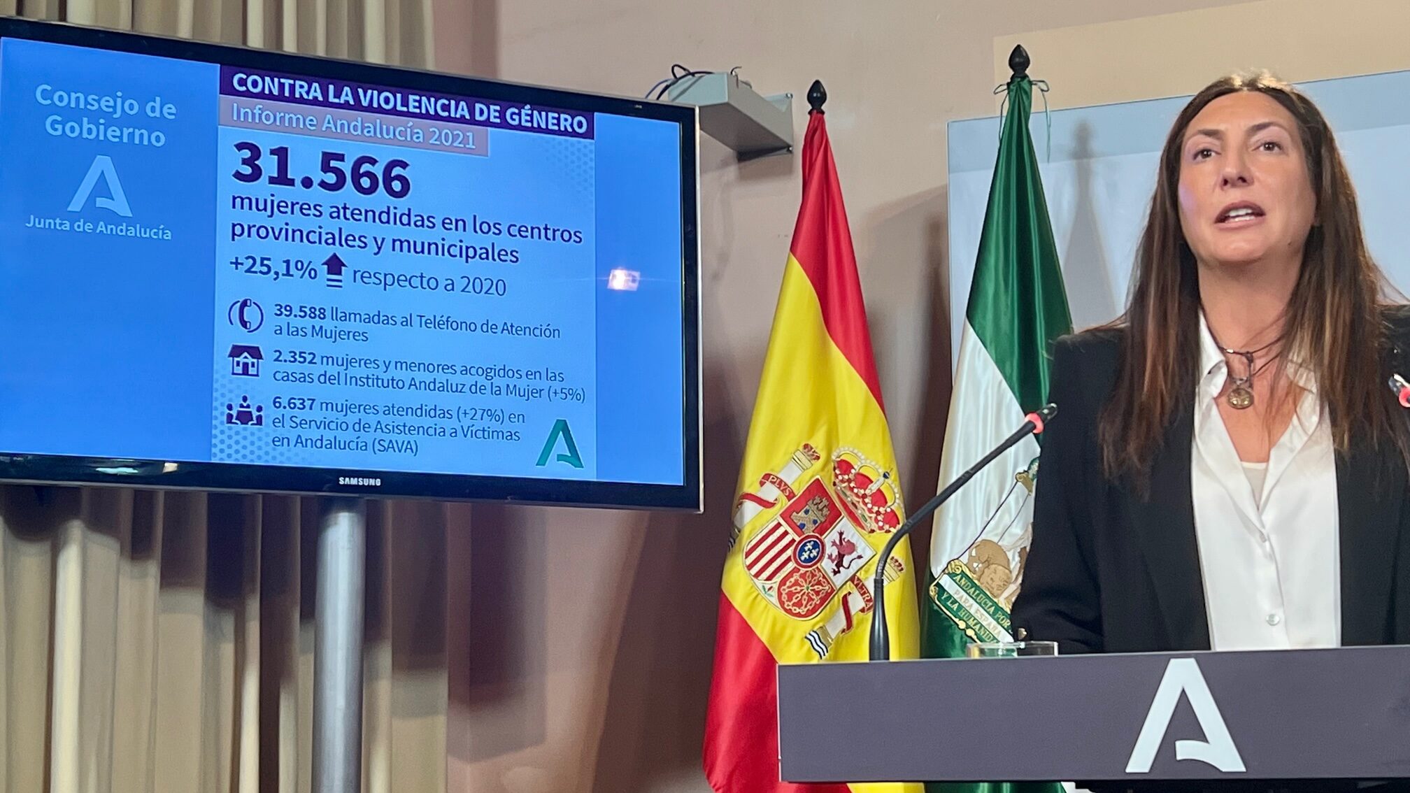 La consejera de Igualdad de la Junta de Andalucía, Loles López, este martes en rueda de prensa. Foto/ J.C. VILLANUEVA