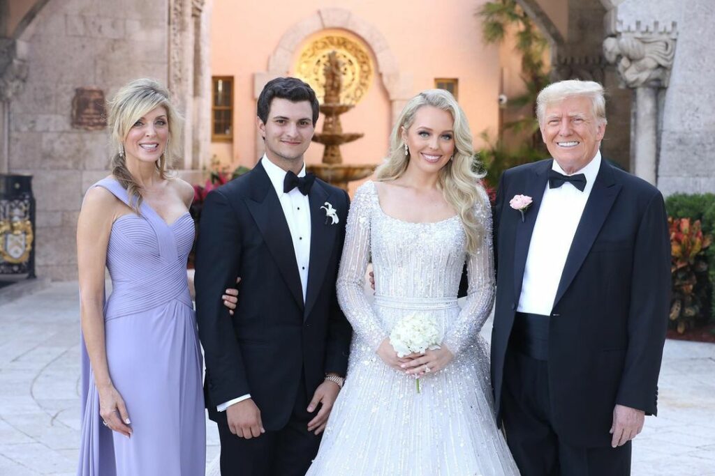 Los novios, Tiffany Trump y Michael Boulos, con Donald Trump y Mara Maples