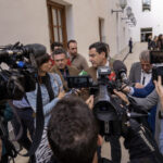 El presidente de la Junta de Andalucía, Juanma Moreno, atiende preguntas sobre la alcaldesa de Marbella este miércoles en el Parlamento. Foto/ Europa Press