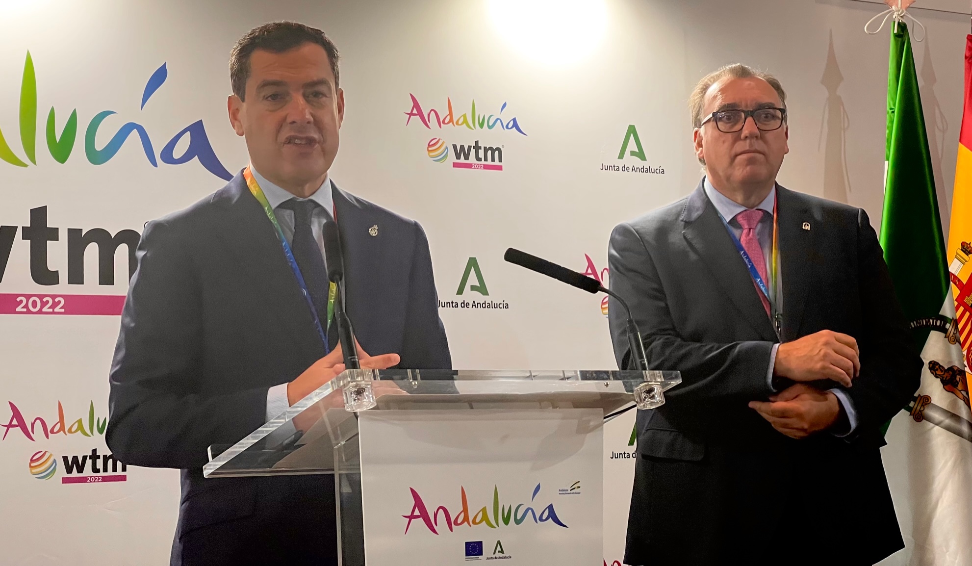 El presidente de la Junta de Andalucía, Juanma Moreno, este lunes en Londres junto al consejero de Turismo, Arturo Bernal. Foto/ JC Villanueva