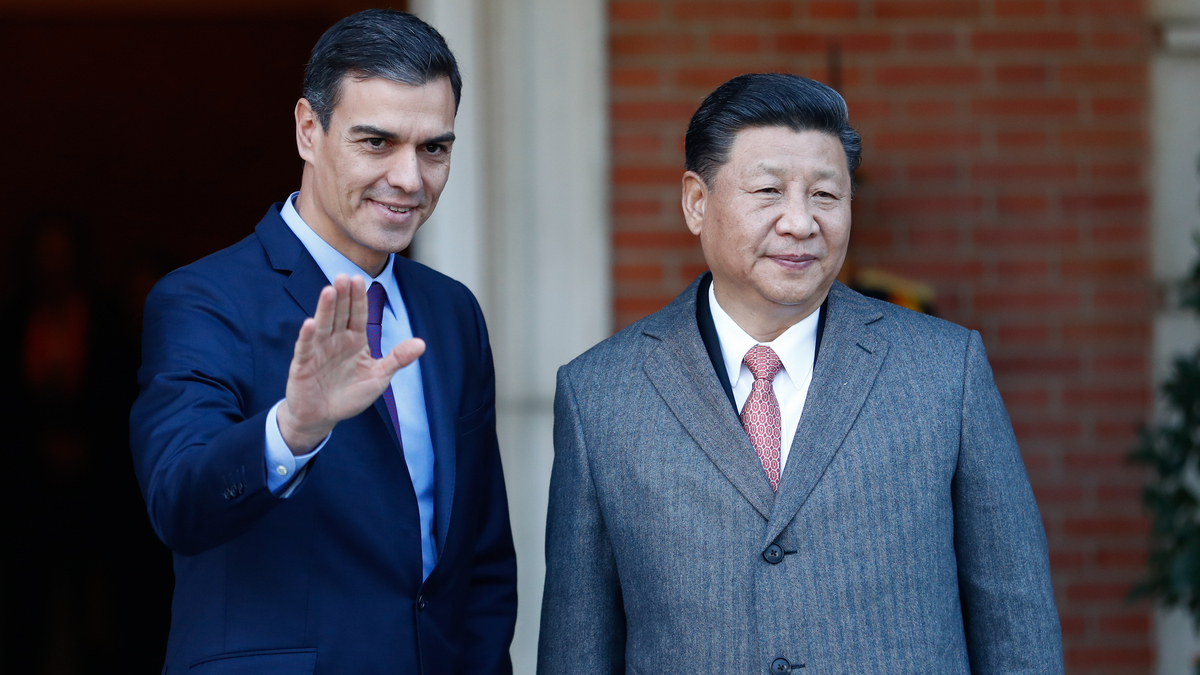 El presidente del Gobierno, Pedro Sánchez (d), y el presidente de China, Xi Jinping, en Moncloa, durante la visita de Estado del mandatario chino a España en noviembre de 2018.