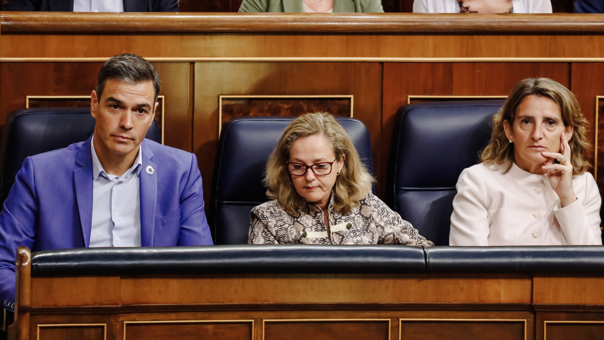 Pedro Sánchez, Nadia Calviño y Teresa Ribera durante una sesión plenaria en el Congreso de los Diputados