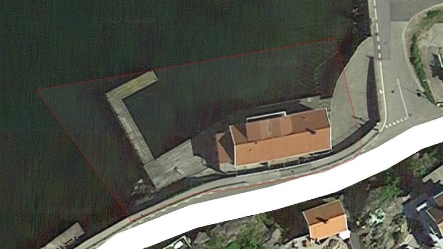 Imagen desde el aire de la casa de Ángeles Muñoz en Skärhamn (Suecia) con el embarcadero a la izquierda de la imagen.