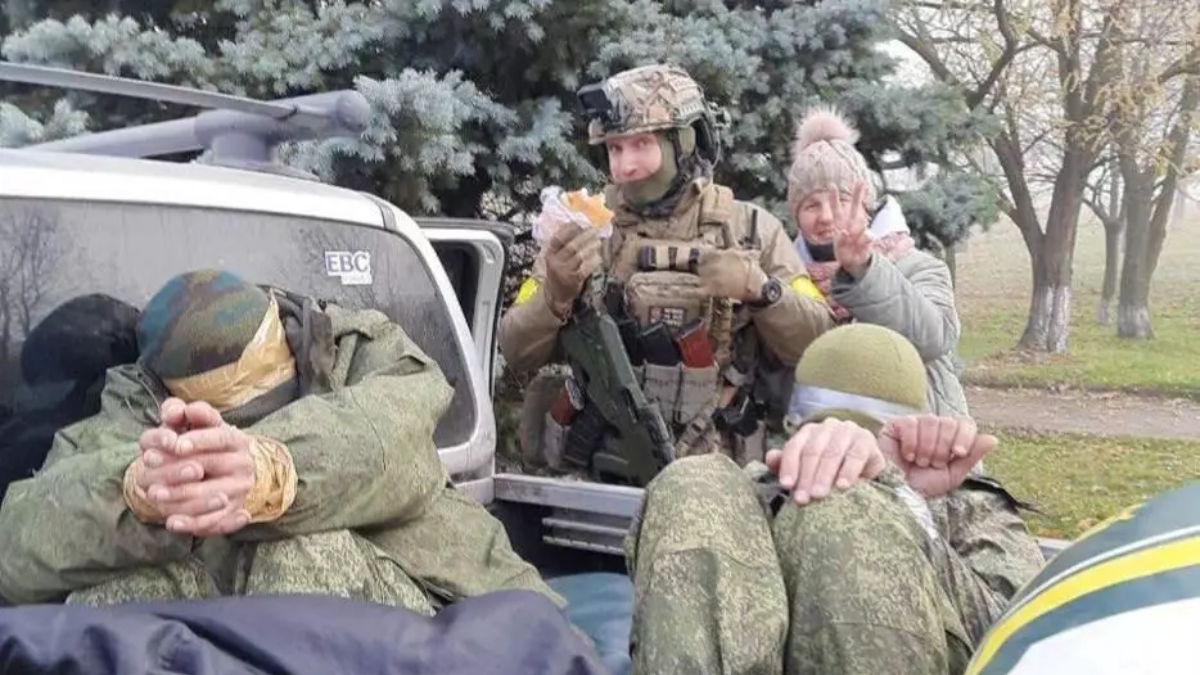 Soldados ucranianos retienen a soldados rusos y celebran la victoria en la liberación de Jersón