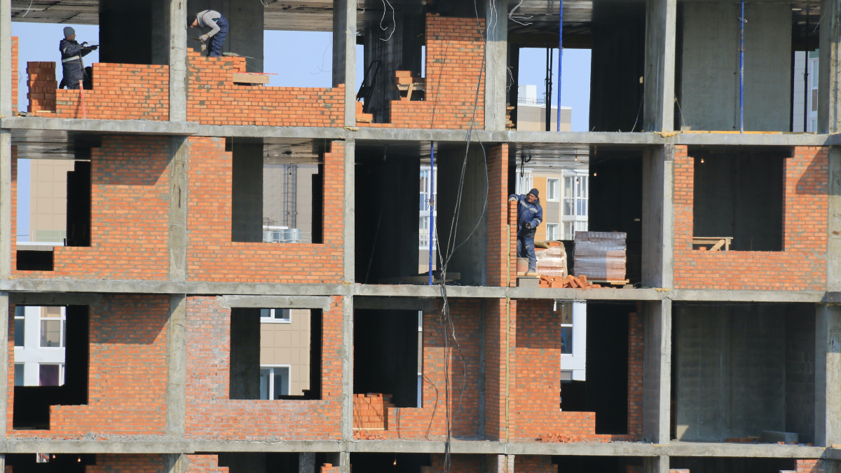 Unos obreros en la construcción de un bloque de viviendas