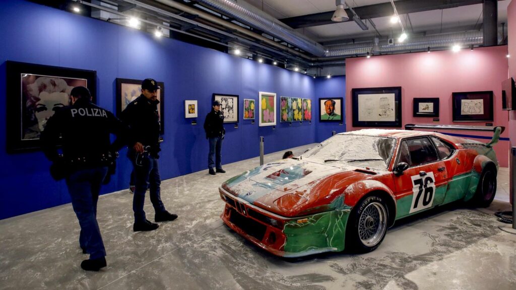 Vuelven los activistas del clima: cubren de harina un coche customizado por Warhol en Milán