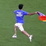 Un aficionado se cuela con una bandera del arcoíris en el partido del Mundial Qatar 2022