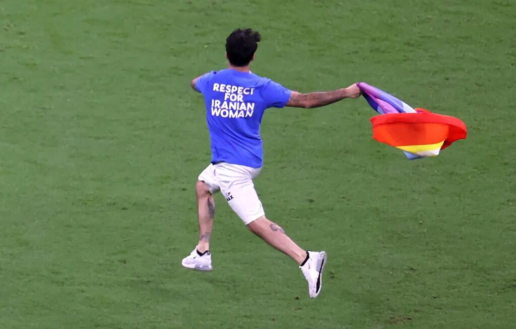 Un aficionado se cuela con una bandera del arcoíris en el partido del Mundial Qatar 2022