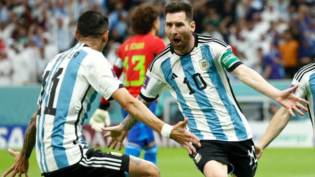 Un zurdazo de Messi hace que Argentina pase del infierno al cielo ante México