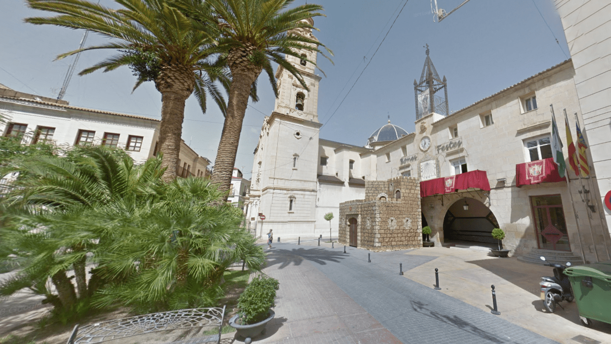 Imagen del Ayuntamiento de Novelda (Alicante), donde un joven se ha disparado en el pene accidentalmente