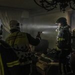 Seis dotaciones del Cuerpo de Bomberos de Madrid examinan un incendio en Móstoles