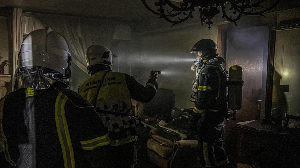 Seis dotaciones del Cuerpo de Bomberos de Madrid examinan un incendio en Móstoles