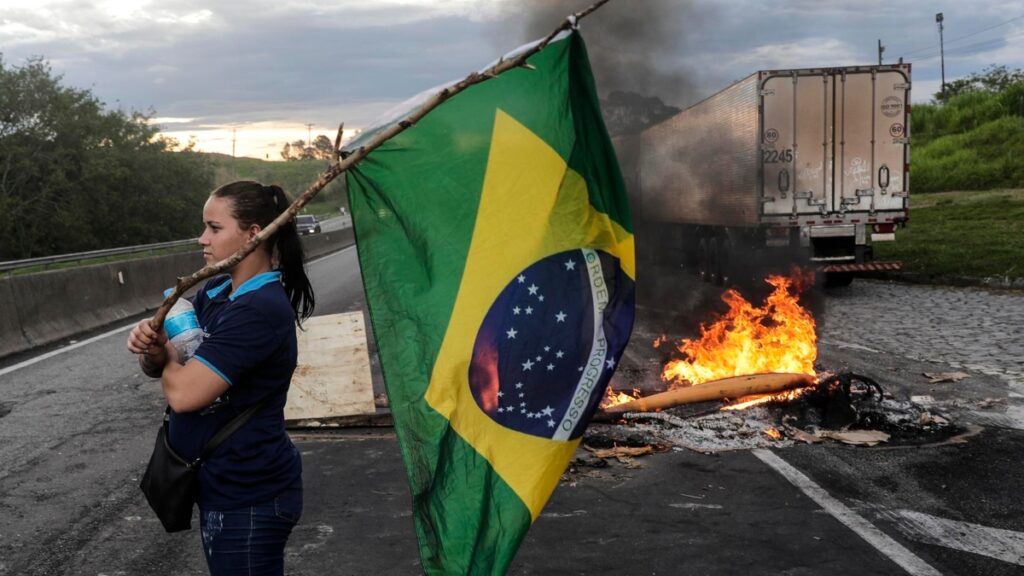 El Tribunal Electoral de Brasil ordena desbloquear las carreteras y sanciona al director de la Policía