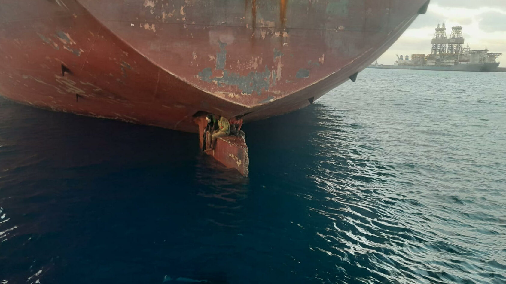 Rescatan en Las Palmas a 3 polizones en el timón de un petrolero tras 11 días