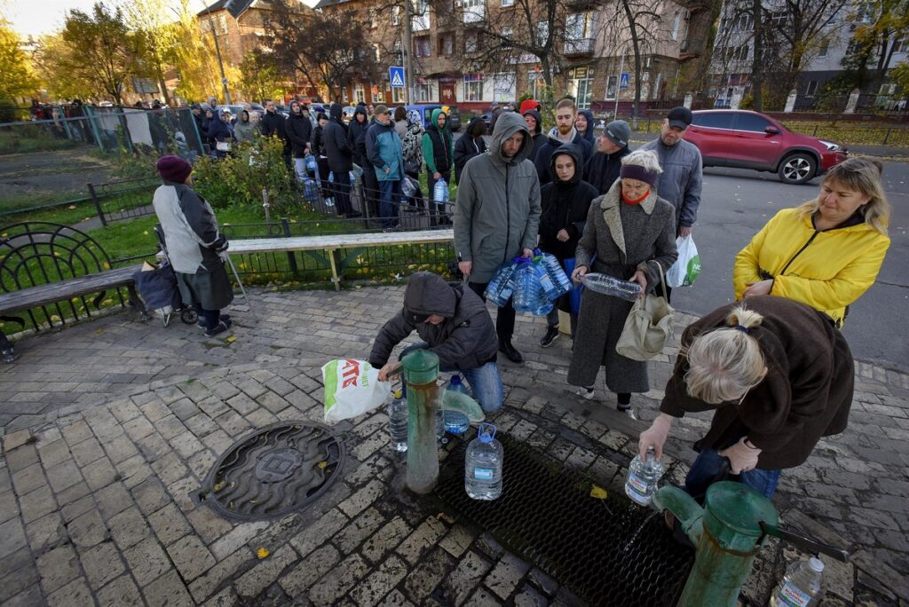 Civiles ucranianos hacen cola para obtener agua en Kiev.