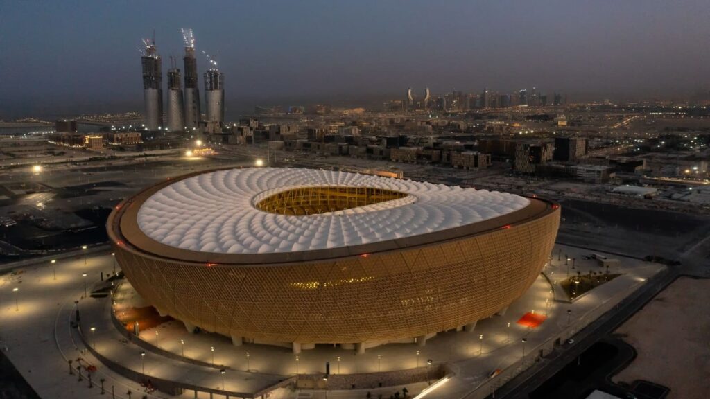 El emirato aclara que de los 414 trabajadores emigrantes muertos 'solo' 40 construían los estadios
