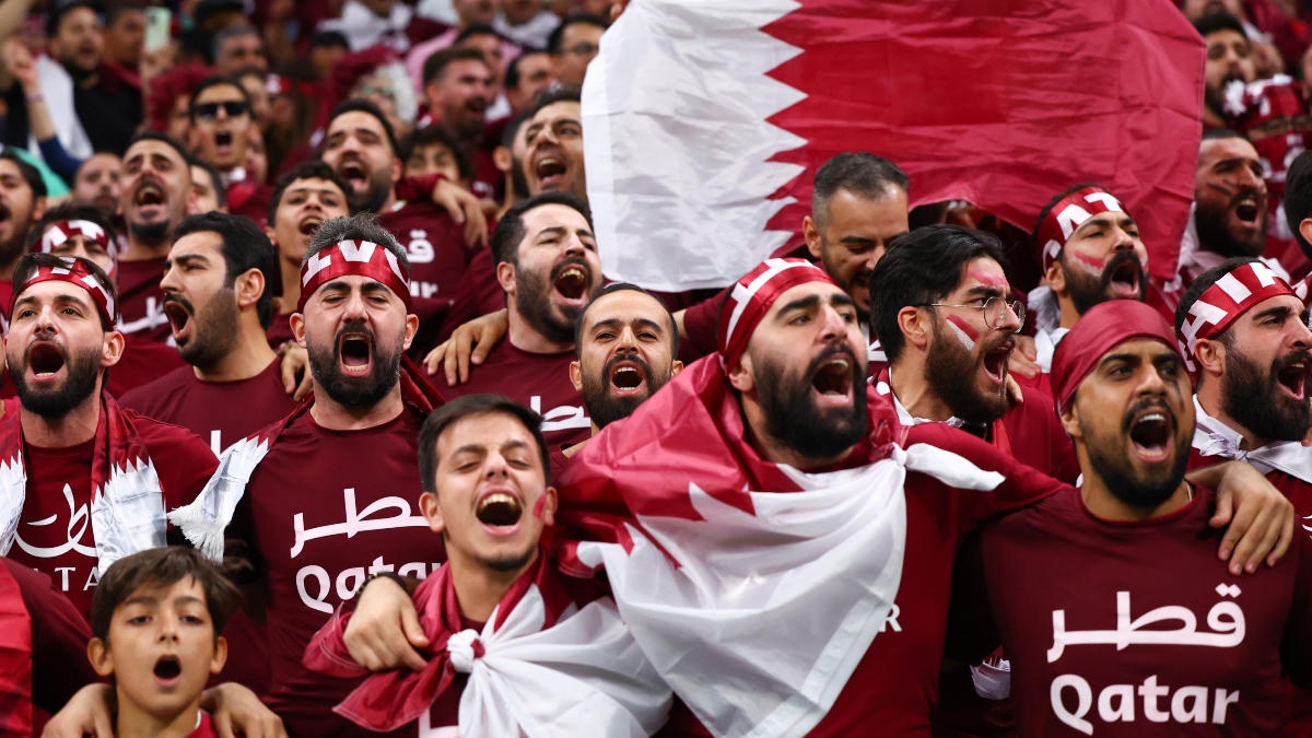 Fans de Qatar durante el partido inaugural del Mundial