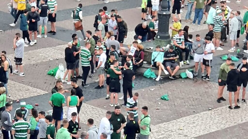 La Policía, en alerta por los aficionados del Celtic: cargas e incidentes en la Plaza Mayor de Madrid