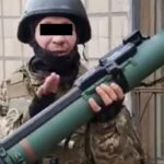 Un militar ucraniano con una de las armas supuestamente fabricadas por la empresa de Zaragoza