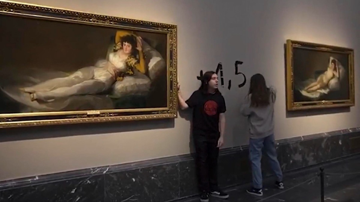 Activistas ecológicas se pegan al marco de los cuadros de 'Las Majas' de Goya en el Museo del Prado