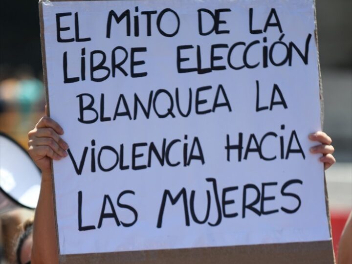 Una persona sujeta una pancarta en la que se lee: 'El mito de la libre elección blanquea la violencia hacia las mujeres', durante una manifestación para reclamar la abolición de la prostitución.