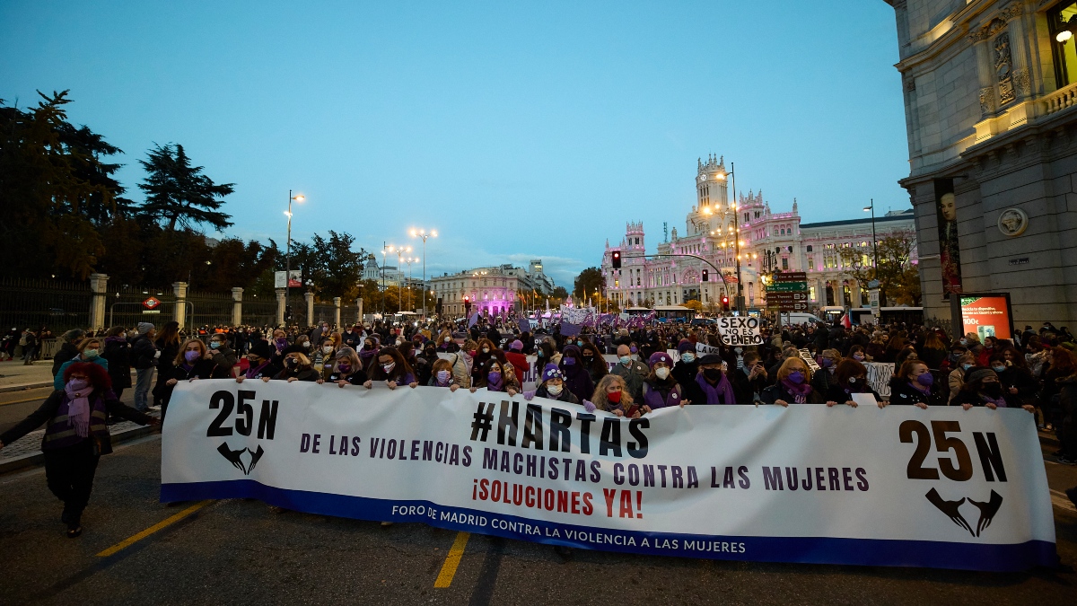 Un grupo de personas participa en una manifestación convocada por Movimiento Feminista contra la violencia machista