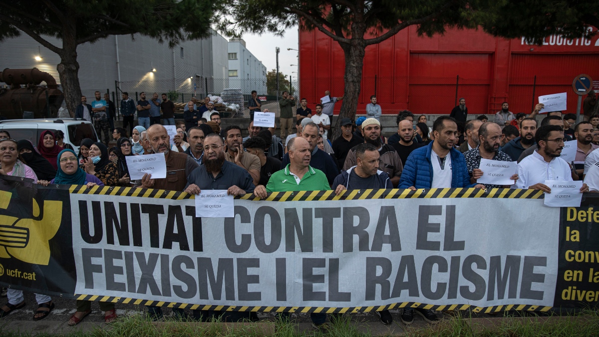 Un grupo de personas se manifiesta para la puesta en libertad del activista Mohamed Said ante el CIE Zona Franca