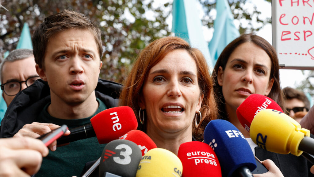 La portavoz de Más Madrid, Mónica García, acompañada del diputado Iñigo Errejón y la concejala Rita Maestre.