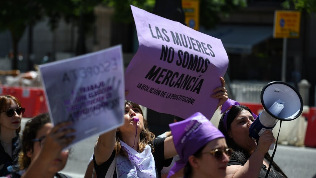 Una persona sujeta una pancarta en la que se lee: 'Las mujeres no somos mercancía, ¡Abolición de la prostitución!'.