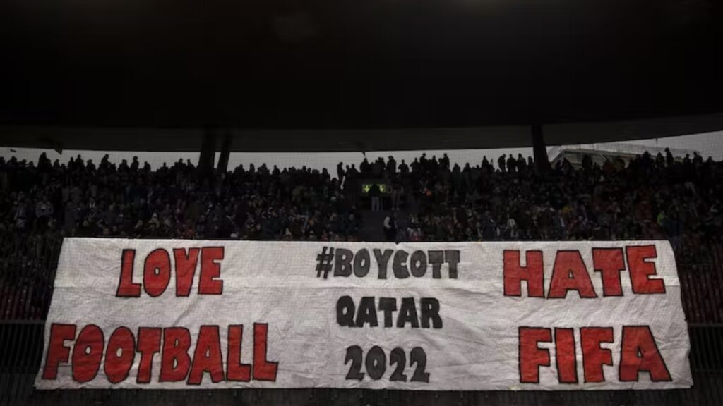 La adjudicación de la Copa del Mundo de 2022 a Qatar por parte de la FIFA provocó la ira de algunos aficionado
