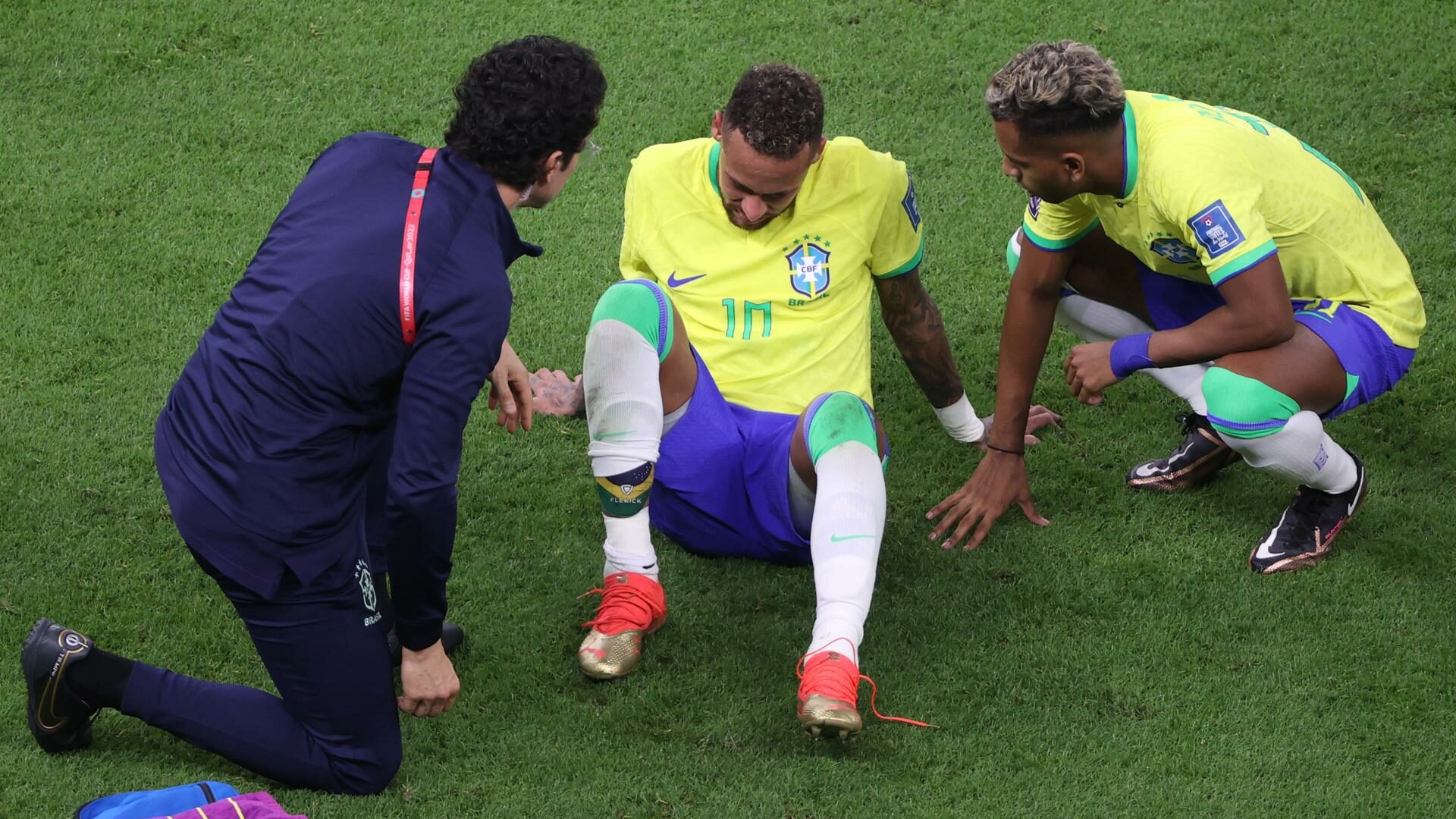 Neymar cae lesionado contra Serbia