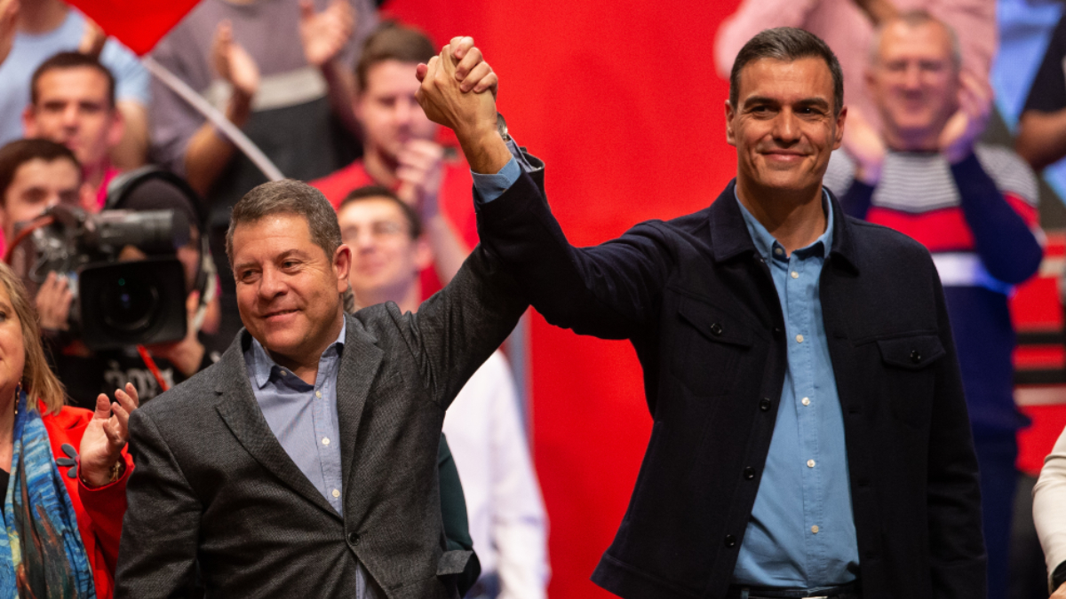 El presidente del Gobierno, Pedro Sánchez, en un mitin del PSOE junto al presidente de Castilla La Mancha, Emiliano García Page.