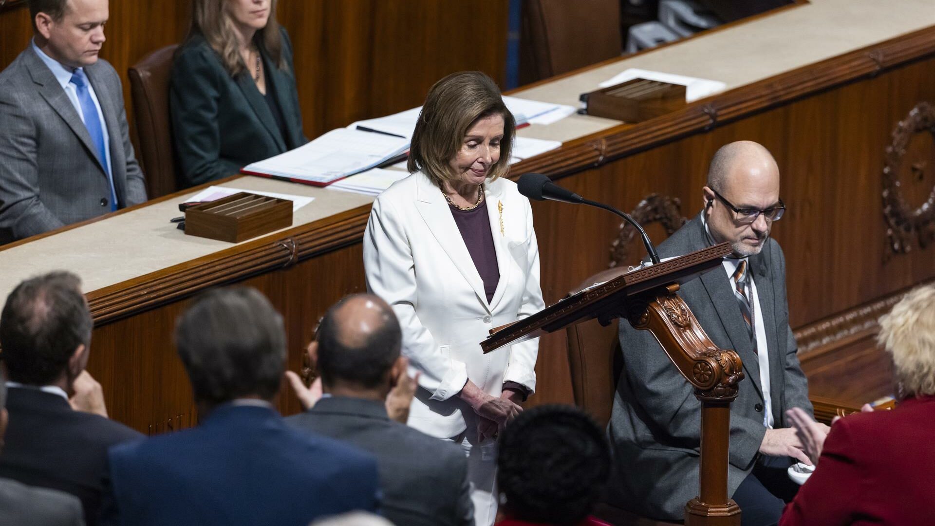 La presidenta demócrata de la Cámara, Nancy Pelosi, anuncia su renuncia como presidenta de la Cámara