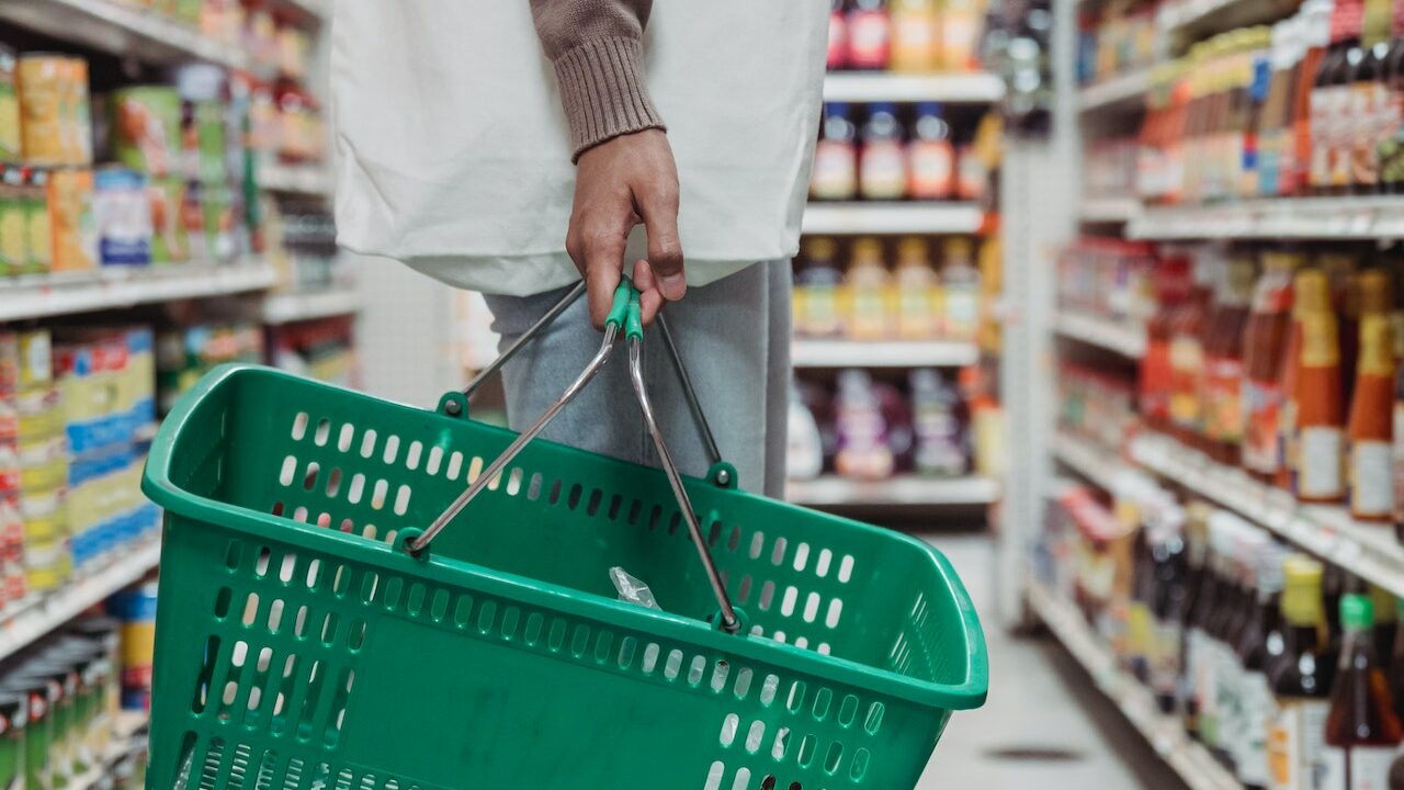 Una persona haciendo la compra en un supermercado