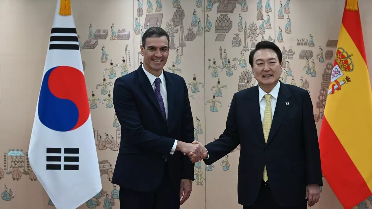 El presidente del Gobierno de España, Pedro Sánchez, con el presidente de Corea del Sur, Yoon Suk-yeol