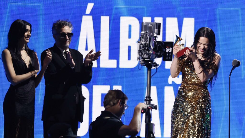 La cantante Rosalía recogiendo el Latin Grammy a mejor álbum del año, por 'Motomami'