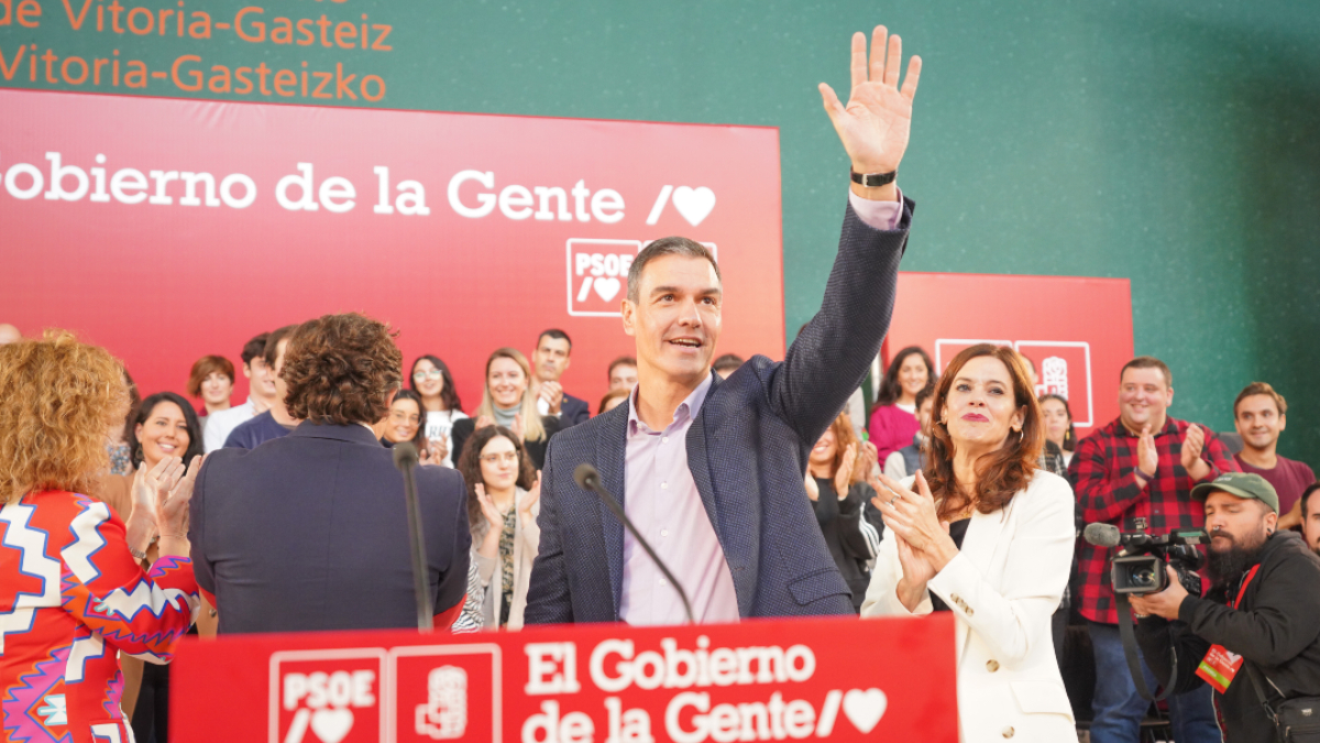 El presidente del Gobierno, Pedro Sánchez, saluda a su llegada a un acto del PSOE en Vitoria-Gasteiz.