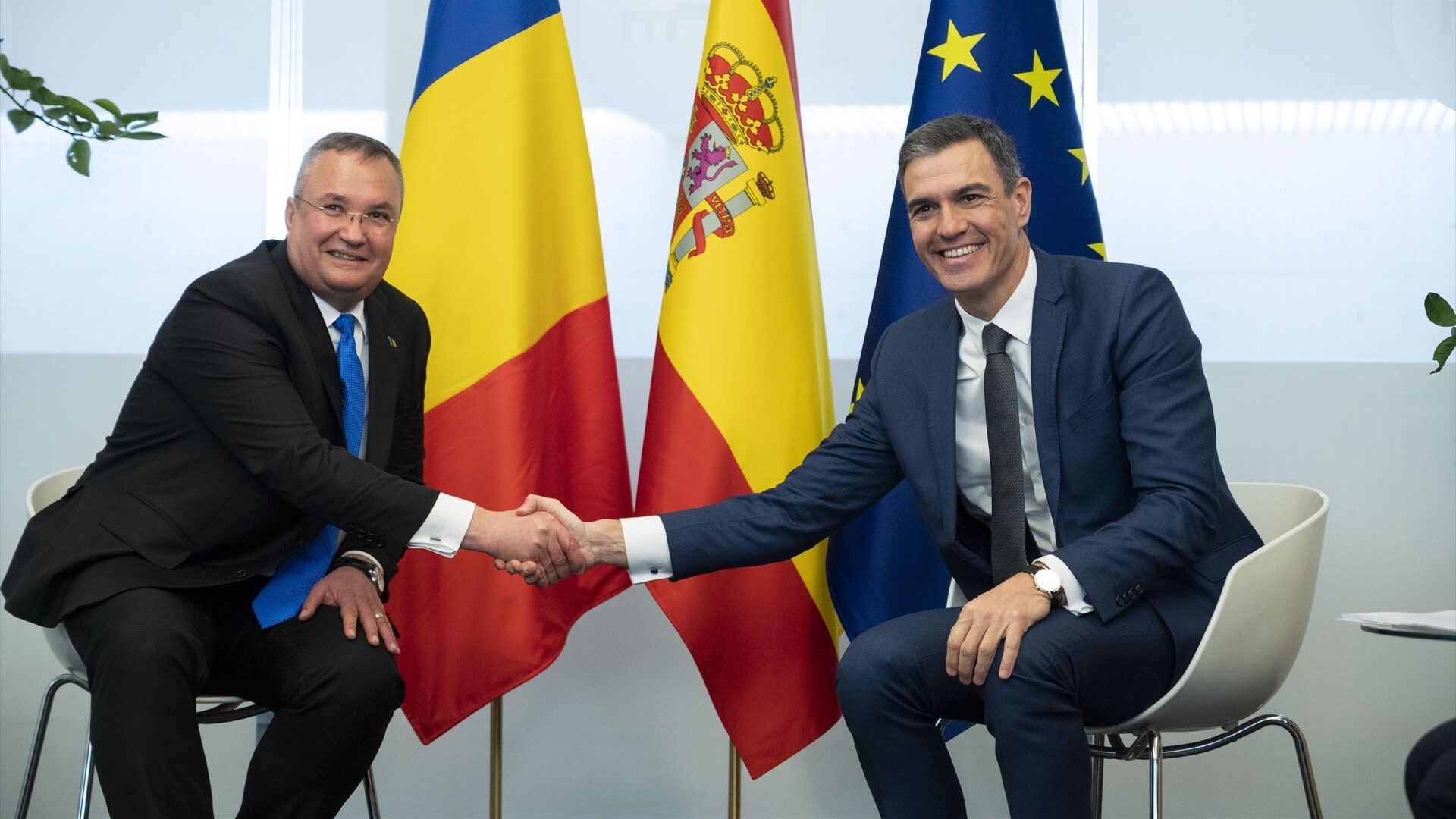 Pedro Sánchez y el primer ministro de Rumanía. Nicolae-Ionel Ciuca