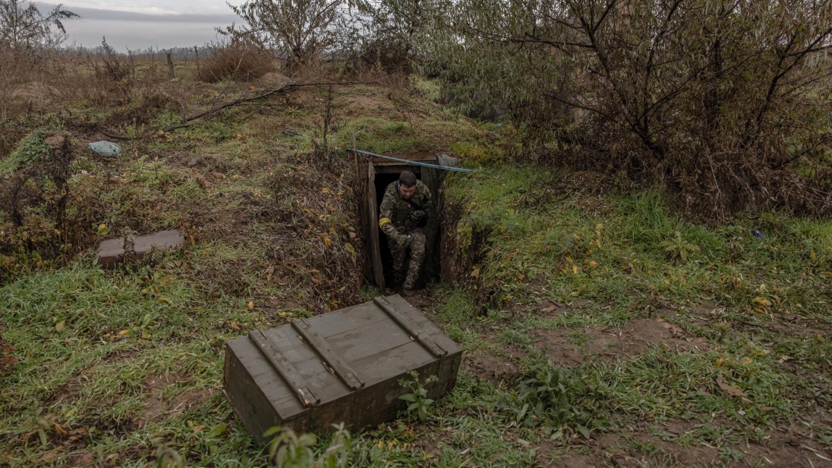 Un soldado ucraniano a las afueras de Jersón