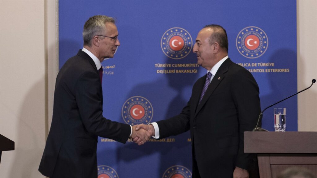 El ministro de Relaciones Exteriores de Turquía, Mevlut Cavusoglu y el secretario general de la OTAN, Jens Stoltenberg/ Europa Press