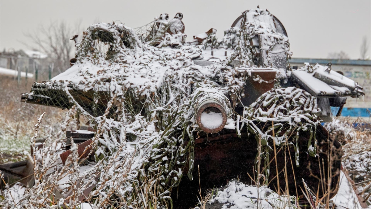 Un tanque dañado y cubierto de nieve a las afueras de Járkov