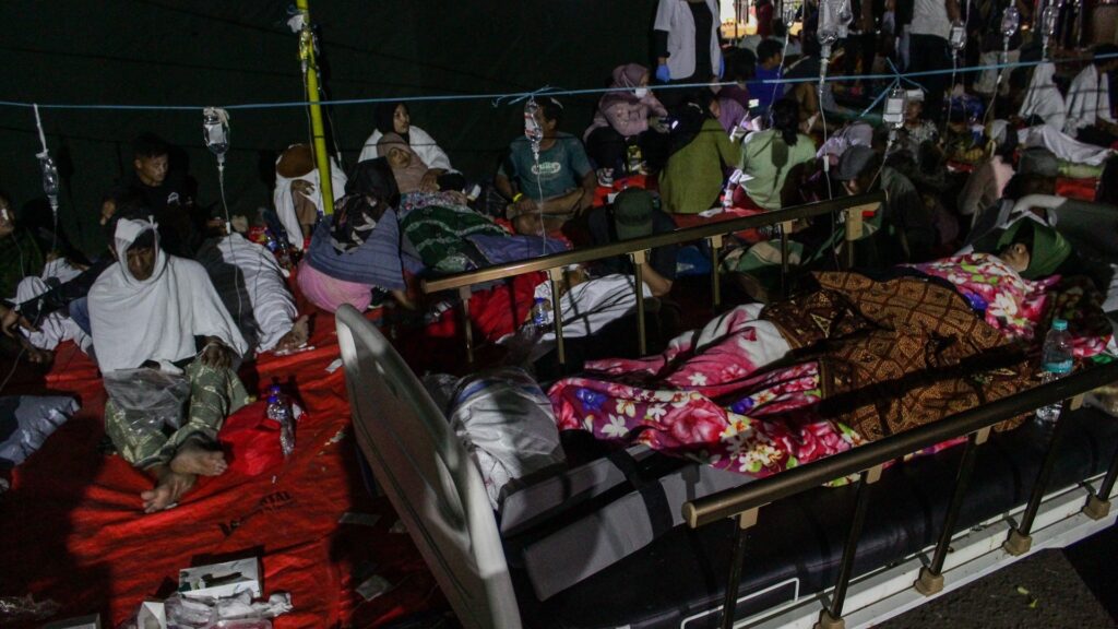 Un terremoto de magnitud 5,6 deja 162 muertos, la mayoría niños, en Indonesia