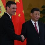 El jefe del Gobierno español, Pedro Sánchez ante el presidente chino, Xi Jinping, en Bali/ EFE