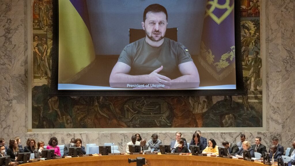 Fotografía cedida por la ONU donde aparece el presidente de Ucrania, Volodímir Zelenski (en pantalla), mientras se dirige a los miembros del Consejo de Seguridad