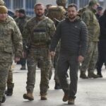 El presidente ucraniano, Volodímir Zelenski, visita la reconquistada ciudad de Jersón