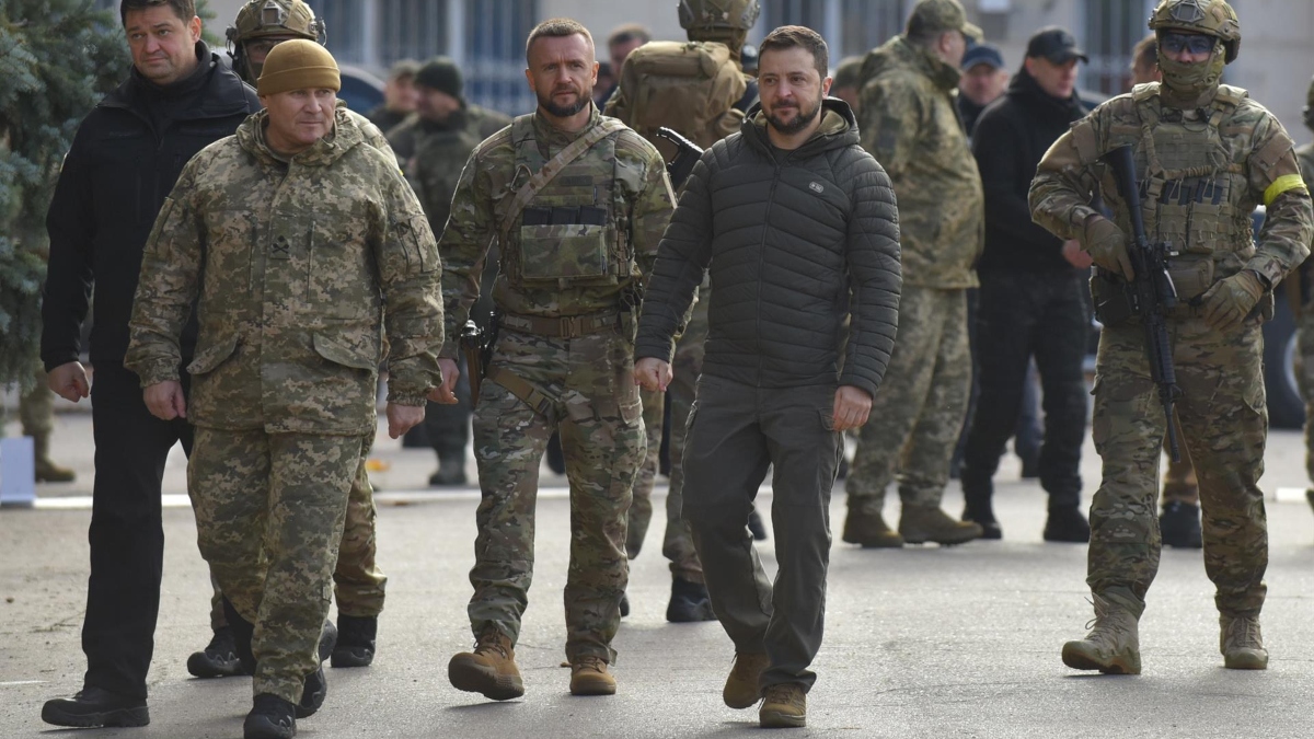 El presidente ucraniano, Volodímir Zelenski, visita la reconquistada ciudad de Jersón