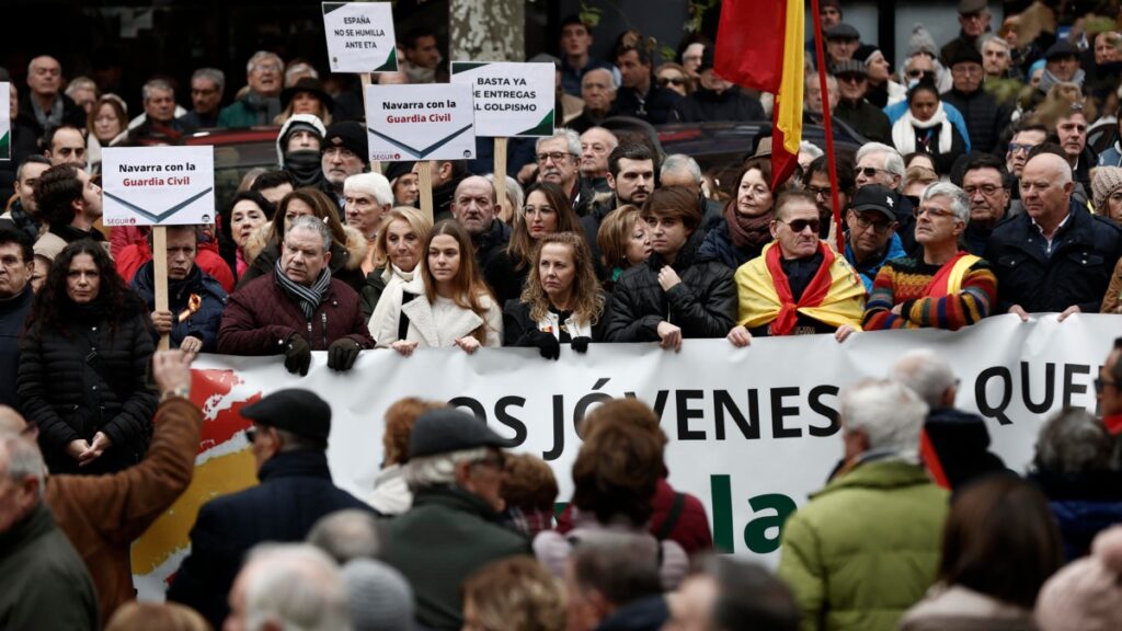 Cientos de personas protestan en Navarra contra la cesión de las competencias de tráfico